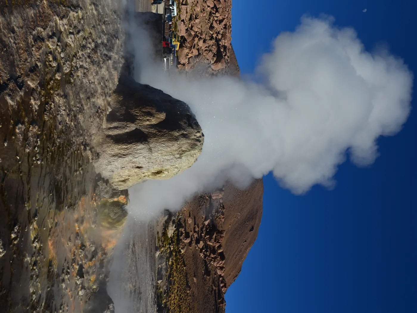 Stoupající pára z gejzírů El Tatio za úsvitu, poušť Atacama