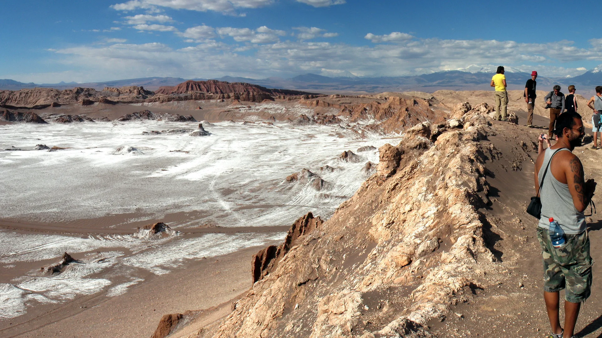 Altiplanická laguna a sopky v poušti Atacama, Chile